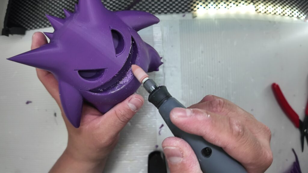 3Dプリンターの作品をリューターで削る